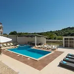 Lealeana * Pula
