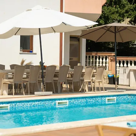 Lealeana Villa Pula